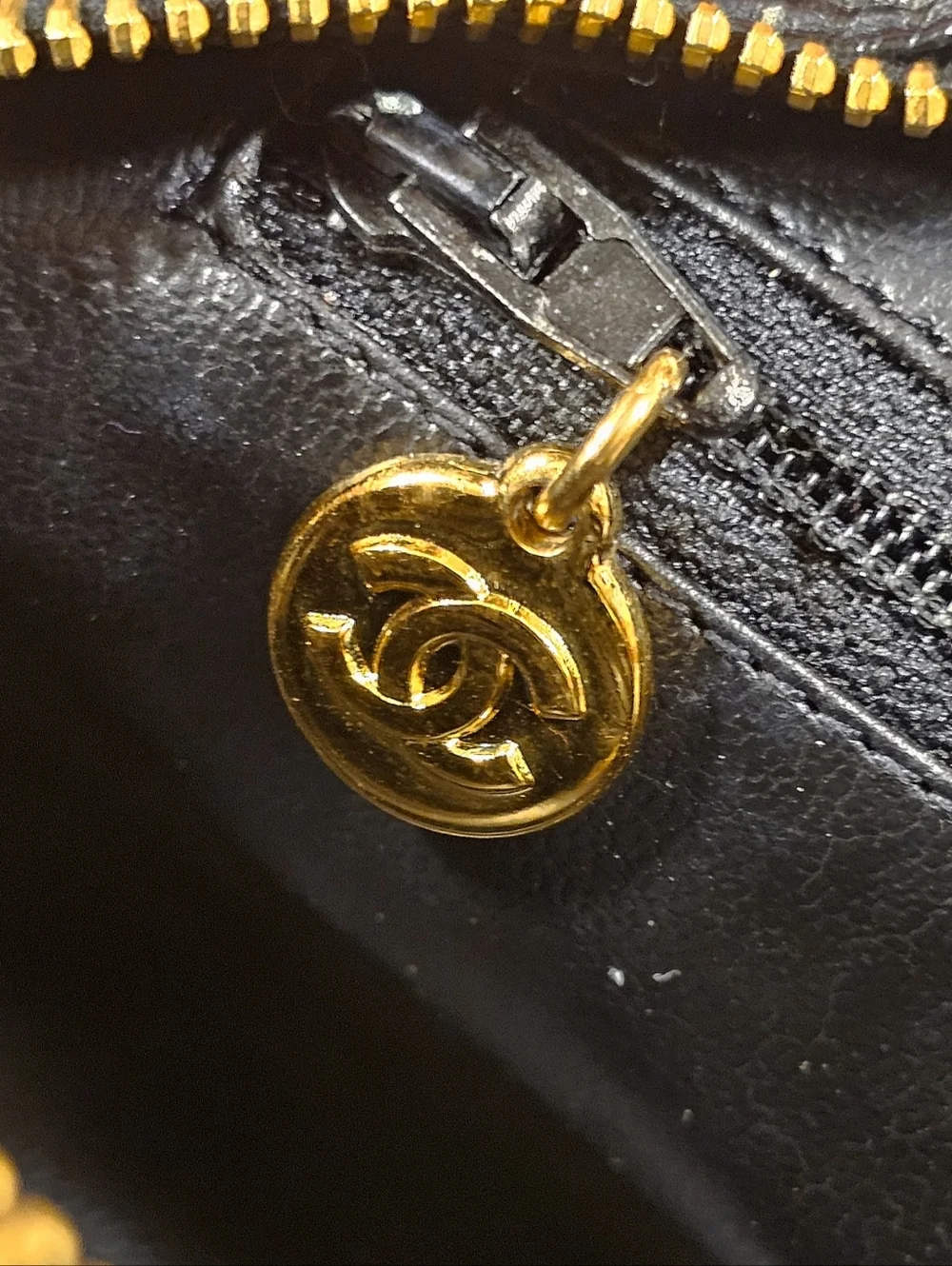 CHANEL VANITY CASE - Picture 10 of 16